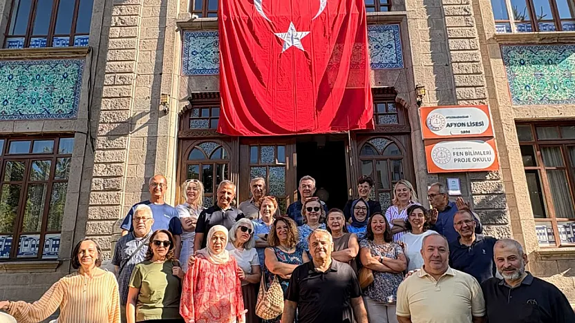 40 Yıl Sonra Aynı Sıralarda Buluştular
