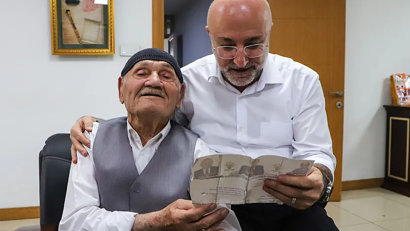 89 Yaşındaki Hüseyin Üçok, Cumhurbaşkanı Erdoğan'a Muhabbetini AK Parti'de Anlattı