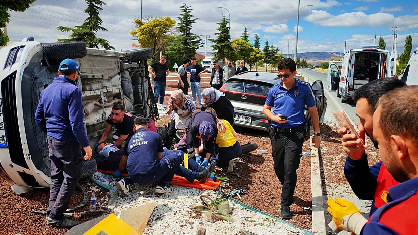 Afyon'da Feci Kaza! Otomobiller Savruldu, 7 Yaralı