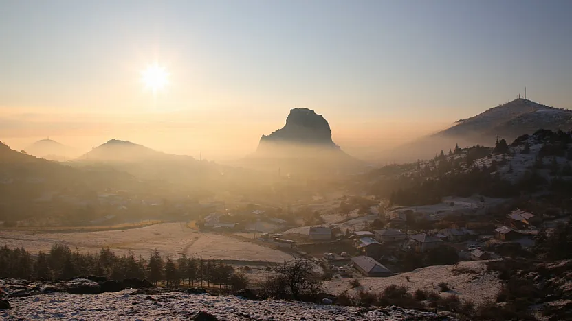 Afyon'da Görsel Şölen: Karahisar Kalesi Sislerle Kaplandı