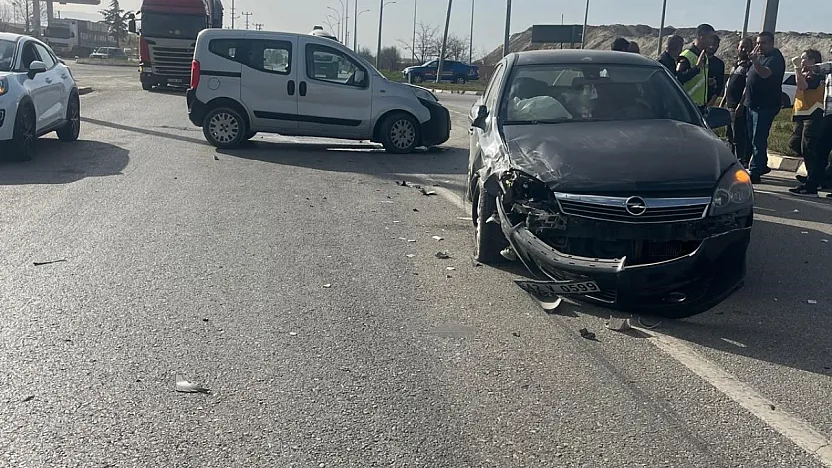 Afyon'da Hafif Ticari İle Otomobil Çarpıştı: 5 Yaralı