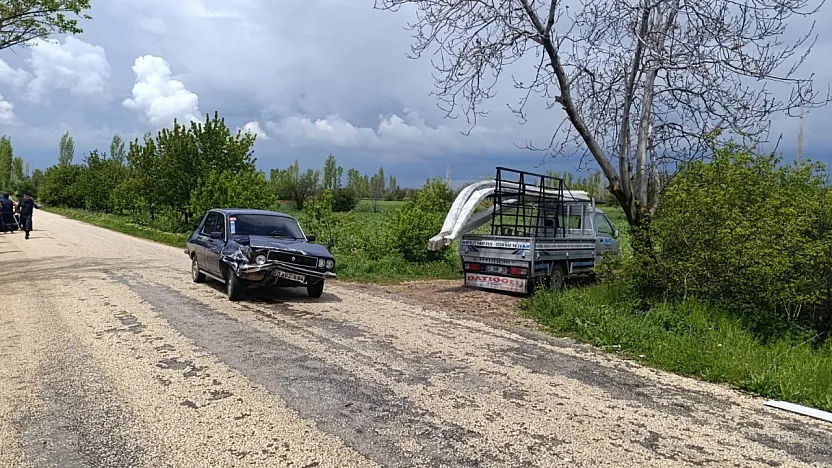Afyon'da İlginç Trafik Kazası: Aynı Yöne Giden İki Otomobil Çarpıştı