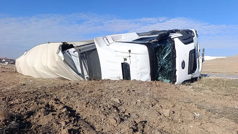 Afyon'da Kalorifer Peteği Yüklü Tır Devrildi