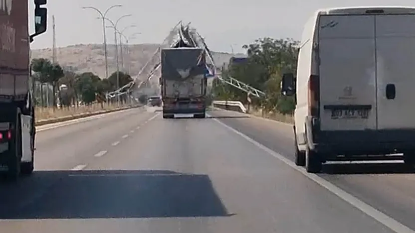 Afyon'da Kamyon Dehşeti! Açık Damper Levhaları Devirdi