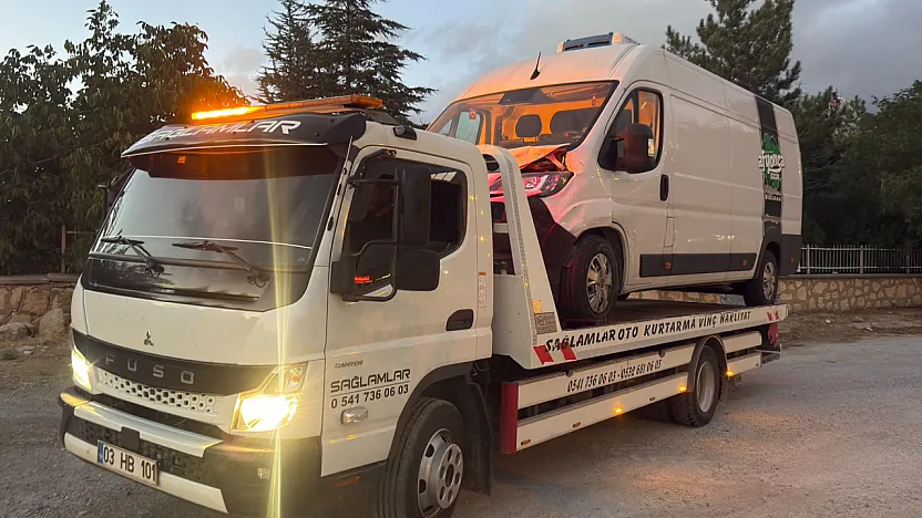 Afyon'da Kamyonet ile Otomobil Çarpıştı: 3 Yaralı