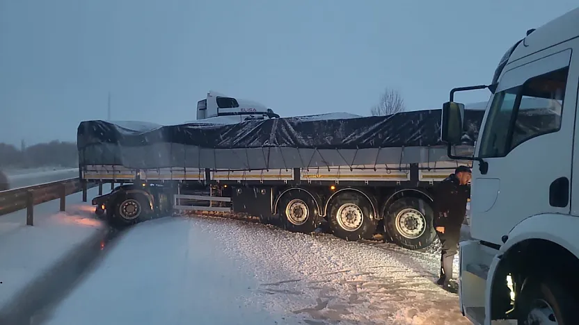 Afyon'da Kar Yolları Kapattı, Ekipler Çalışıyor
