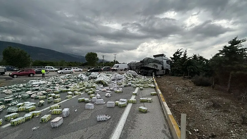 Afyon'da Kavşakta Dehşet! Tır Otomobili Biçti