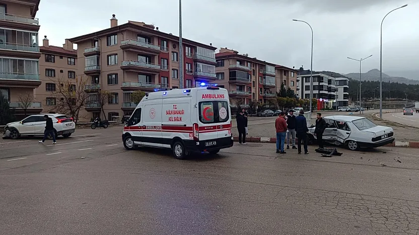 Afyon'da Kontrolden Çıkan Otomobil Zincirleme Kazaya Neden Oldu