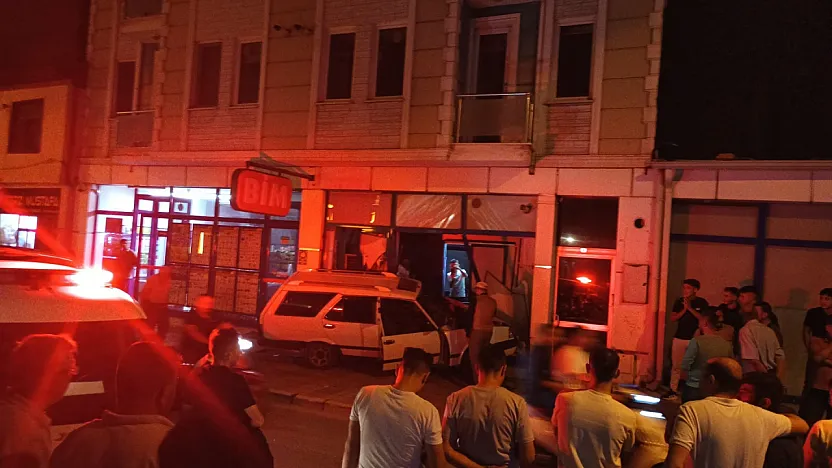 Afyon'da Korkutan Kaza! Otomobil Markete Girdi
