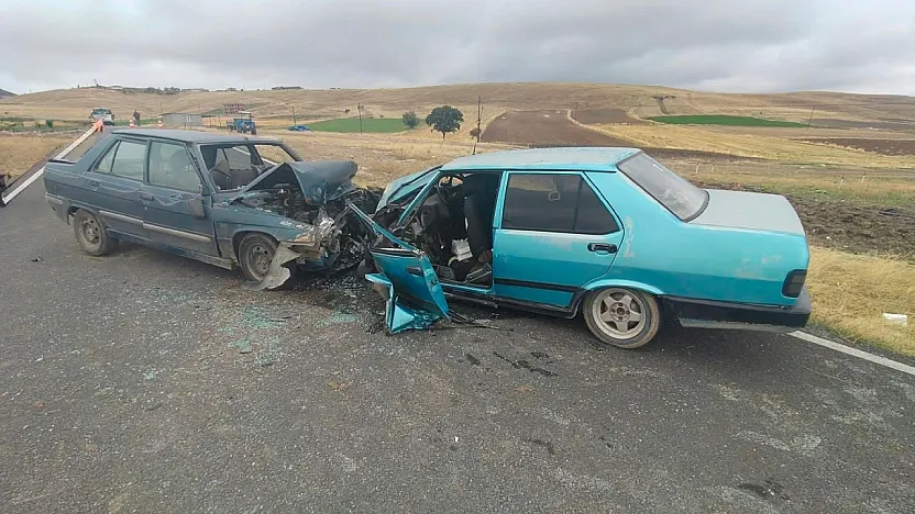 Afyon'da Korkutan Kaza! Otomobiller Kafa Kafaya Çarpıştı