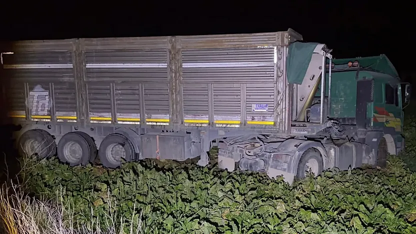 Afyon'da Korkutan Kaza! Tır Kontrolden Çıkıp Tarlaya Girdi