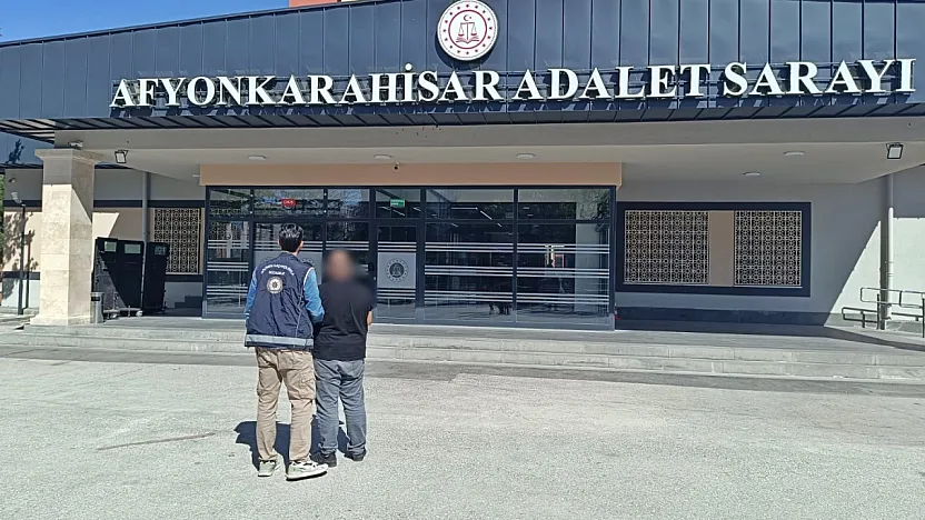 Afyon'da Korsan Aracın Bagajında Kaçak Göçmen Yakalandı