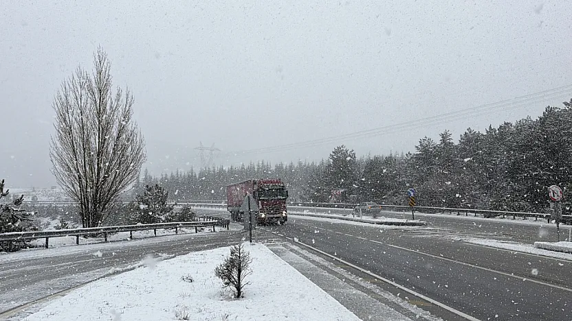 Afyon'da Merkezde Yağmur, Zirvede Kar