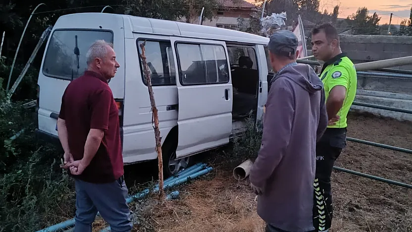 Afyon'da Minibüs Bahçeye Uçtu! Alevlere Ev Sahipleri Müdahale Etti