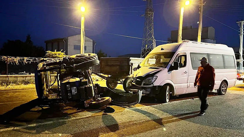 Afyon'da Minibüs ile Traktör Çarpıştı: 6 Yaralı