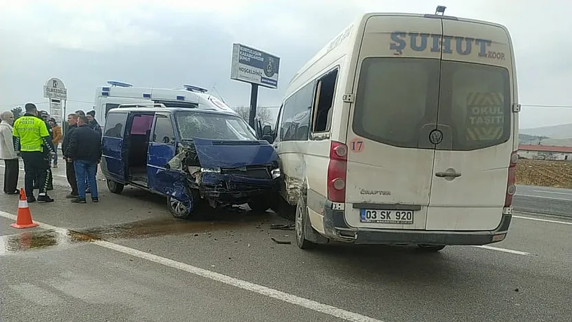 Afyon'da Minibüslerin Çarpıştığı Kazada 7 Yaralı