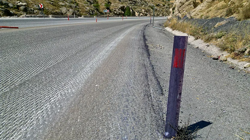 Afyon'da Mor Boya Skandalı! Yol 5 Kilometre Boyunca Kazındı
