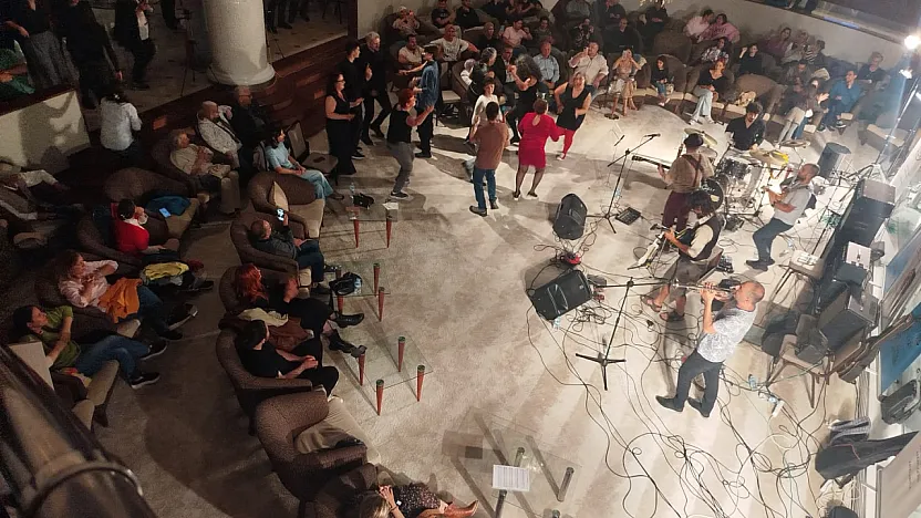 Afyon'da Müzik Susmadı: Alçılı Koluyla Sahneyi Salladı!