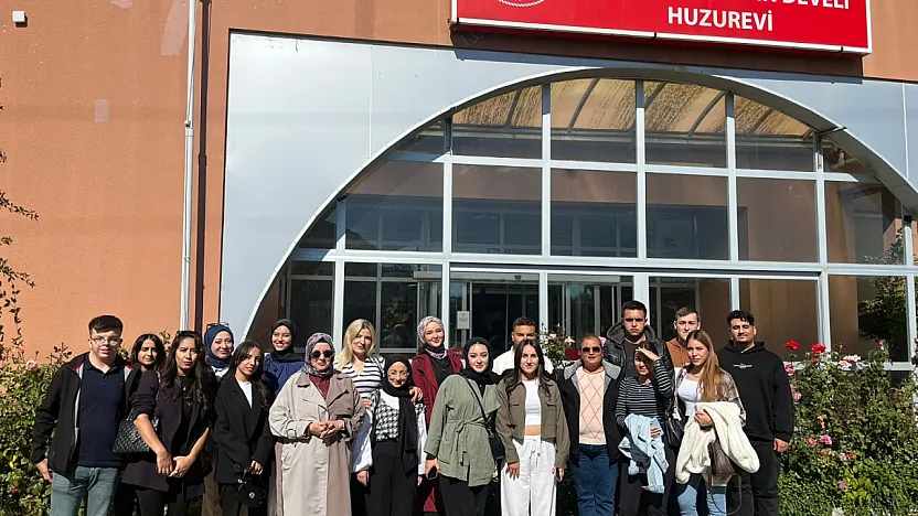 Afyon'da Öğrenciler Huzurevi'nde Gönül Aldı