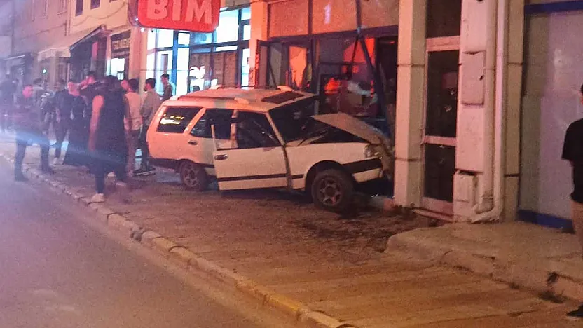 Afyon'da Otomobil Markete Daldı! O Anlar Kamerada
