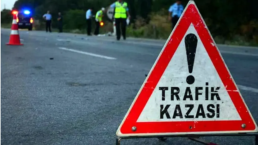 Afyon'da Otomobil Refüje Uçtu: 7 Yaşındaki Çocuk Hastaneye Kaldırıldı