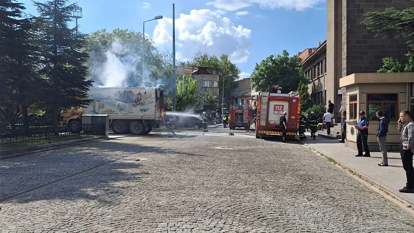 Afyon'da Valilik Büyük Tehlike Atlattı Belediye İşçisi Valilik ve Hükümet Konağı'nı Yakıyordu