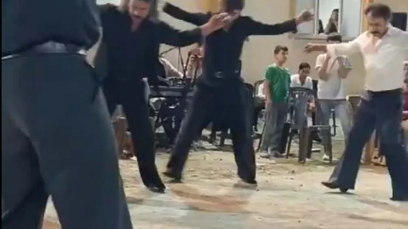 Afyon'da Viral Düğün: Pala Dayı ve Ailesi'nden 'Kırık Havayla' 70'ler Esintisi
