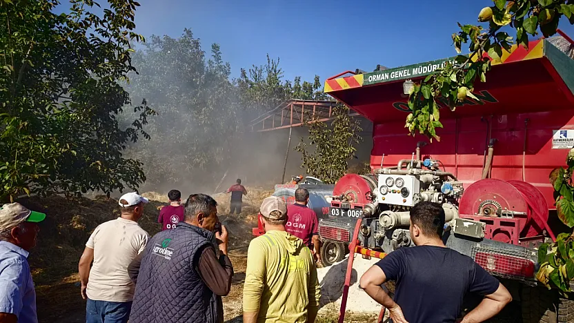 Afyon'da Yangın Dehşeti! Alevler Traktöre De Sıçradı