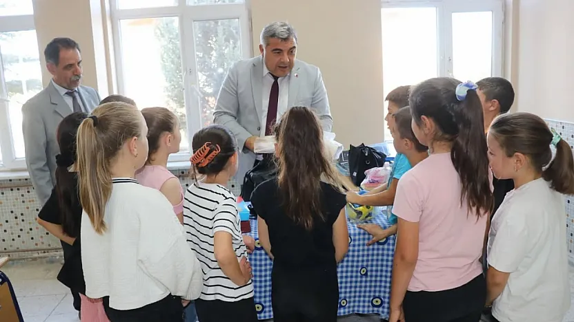 Afyon İl Milli Eğitim Müdürü Sınıflara Girdi, Öğrencilerle Sohbet Etti