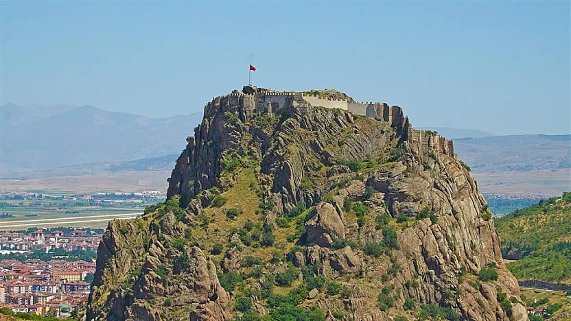 Afyon Kalesinde Gizemli Kadın! Ağlıyor ve Kimseye Yanıt Vermiyor, Ekipler Seferber Oldu