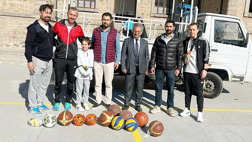 Afyon'un Eğitim Çınarı, Köy Okullarına El Uzattı