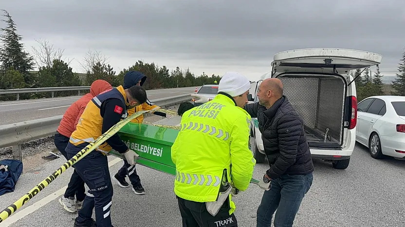 Afyonkarahisar'da Feci Kaza: Araç Refüje Girip Yan Yattı, 1 Ölü 2 Yaralı