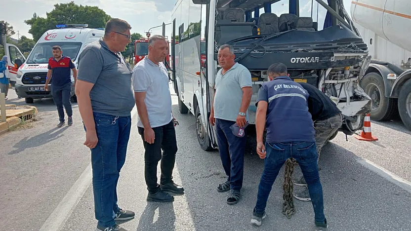 Afyonkarahisar'da Midibüs Kamyonla Çarpıştı: 7 Yaralı