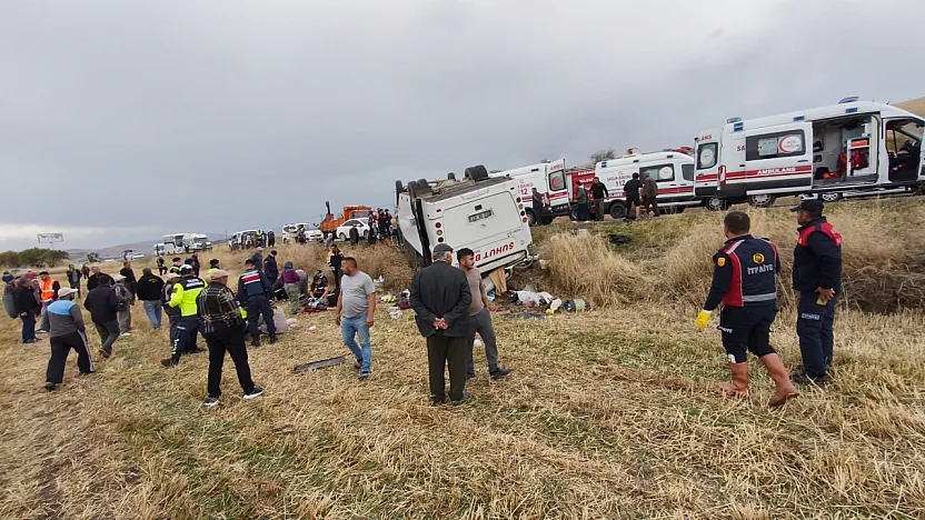 Afyonkarahisar'da Midibüs Şarampole Devrildi: 25 Kişi Yaralandı