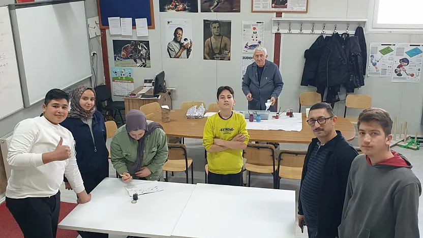 Afyonkarahisar'da Öğrenciler Hem Öğreniyor Hem De Üretiyor