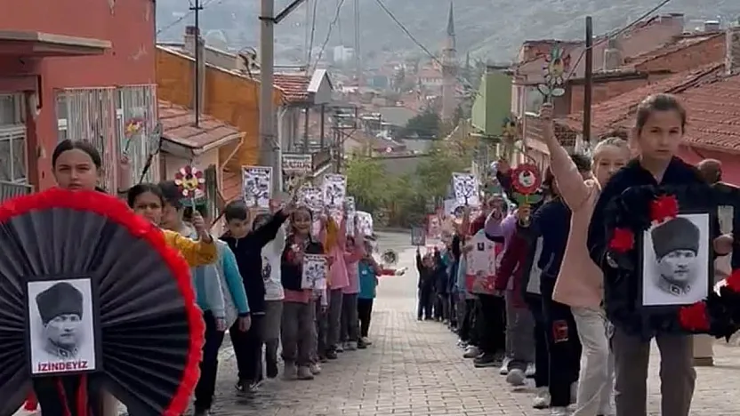 Afyonkarahisar'da Öğrencilerden Ata'ya Saygı Yürüyüşü