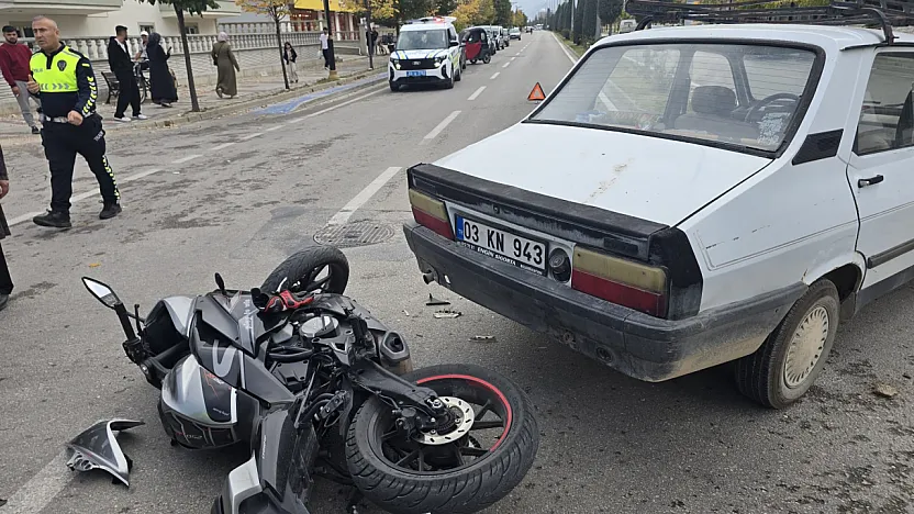 Afyonkarahisar'da Otomobil ile Motosiklet Çarpıştı: 1 Yaralı