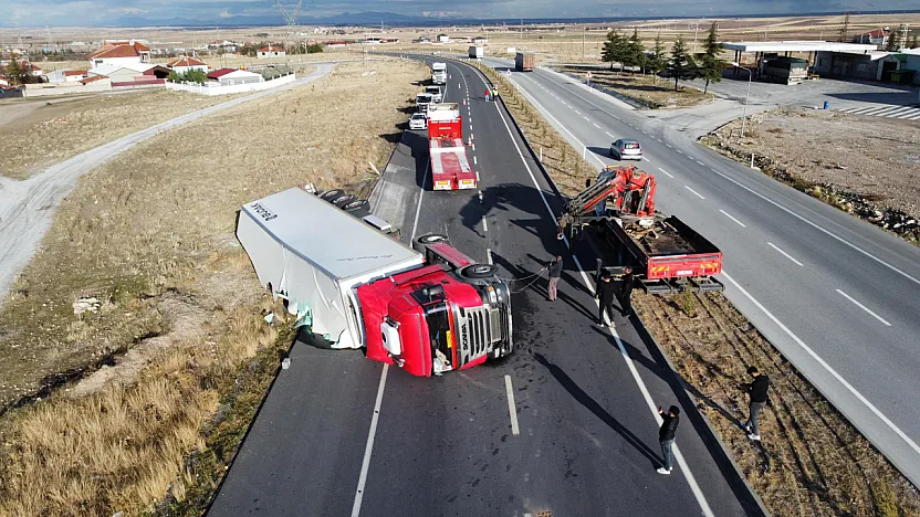 Afyonkarahisar'da Tır Devrildi: 20 Ton Meyve Yola Saçıldı