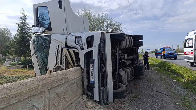 Afyonkarahisar'da Tır Mezarlığa Girdi!