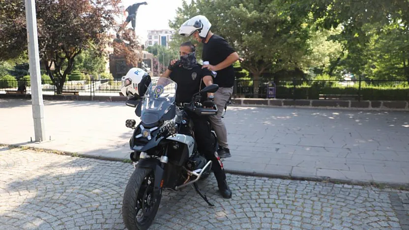 Afyonkarahisar'da YKS Sınavına Giren Birçok Adayın İmdadına Polis Yetişti