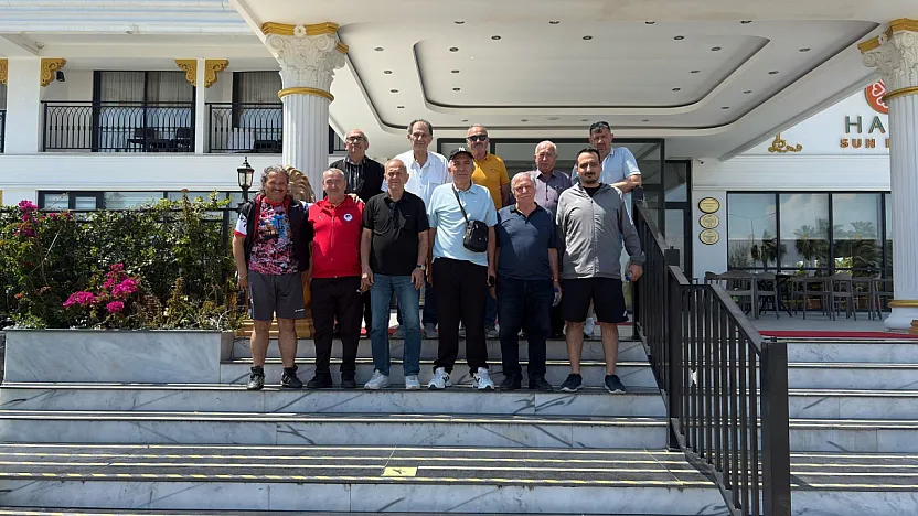 Afyonkarahisar'ın Efsaneleri Sahaya İndi, Kupayı Kaldırdı!