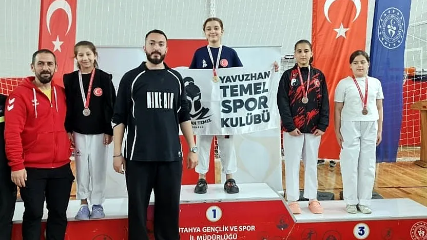 Afyonkarahisar'ın Genç Taekwondo Sporcuları Nuray Can ve Havva Nisa Sarı'dan Gümüş Madalya