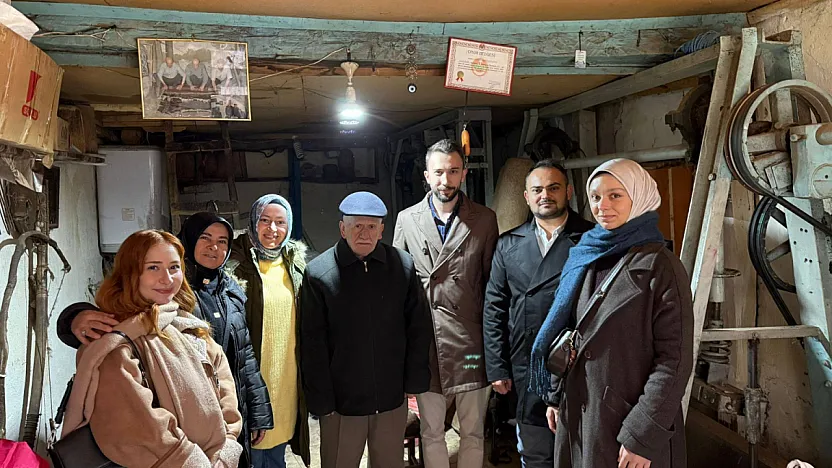 Afyonlu Keçe Ustası Gençlere Keçeciliği Anlattı