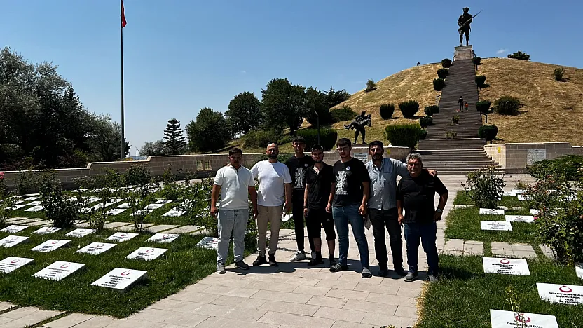 Afyonlu Öğrencilerden Şehitlere Vefa: 510 Mezar Taşını Yenilediler