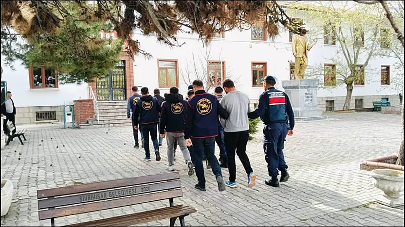 Akılalmaz Hırsızlık! Yakalandılar...