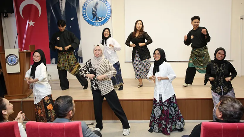 AKÜ'de 12 Ülke Tek Çatı Altında Buluştu!