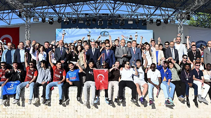 AKÜ'de Renkli Tören: Tüm Gözler Bu Fakültelerin Üzerindeydi!