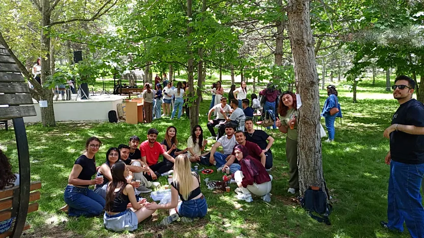 AKÜ'lü Gençler 'Garden Party' De Eğlendi