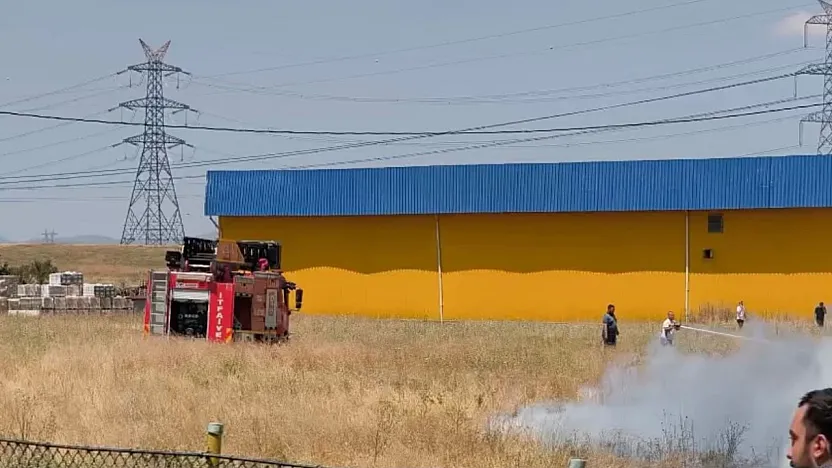 Anız Yangınında Zamanında Müdahale Dükkanları Korudu