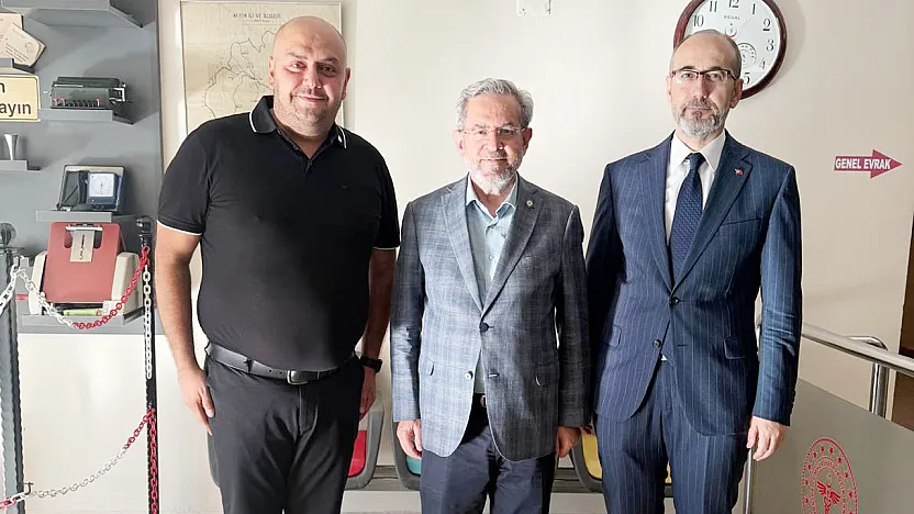 Ankara Üniversitesi Rektörü Prof. Ünüvar, Kime Rozet Taktı?